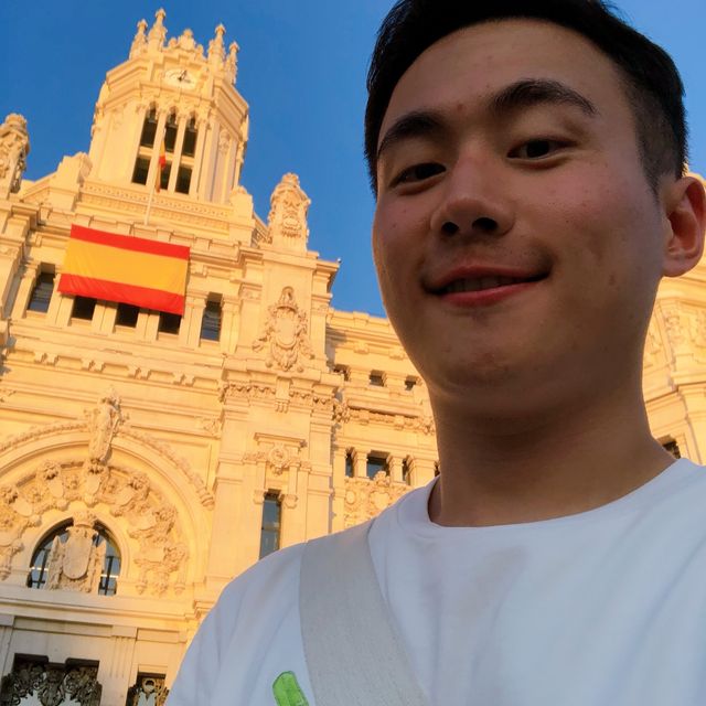 화려한 대리석 조각상 분수대가 있는 시벨레스 광장⛲️