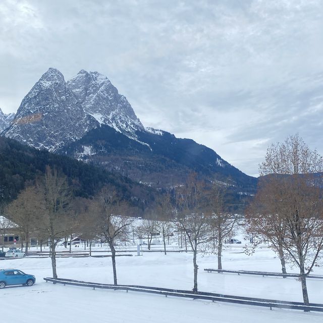 Garmisch PartenkirchenからZugspitzeまでの登山列車の車窓から