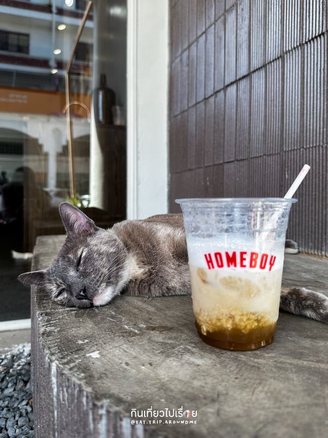 👦🏻 HOME BOY คาเฟ่ตึกแถวสีขาวแดงท้าแดด☀️