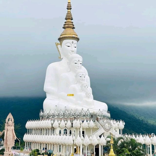 ไหว้สักการะวัดพระธาตุผาซ่อนแก้ว