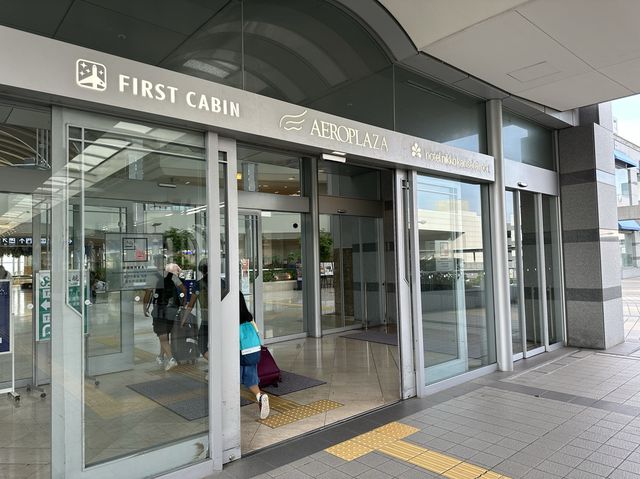関西国際空港。第2ターミナルへの無料連絡バスが発着『エアロプラザ』ホテルに飲食店、ラウンジあります。