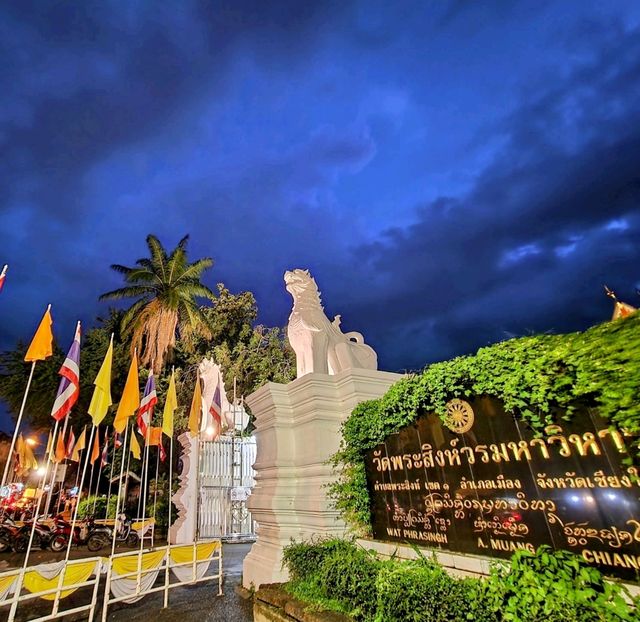 A Night of Serenity at Wat Phra Singh Woramahawihan