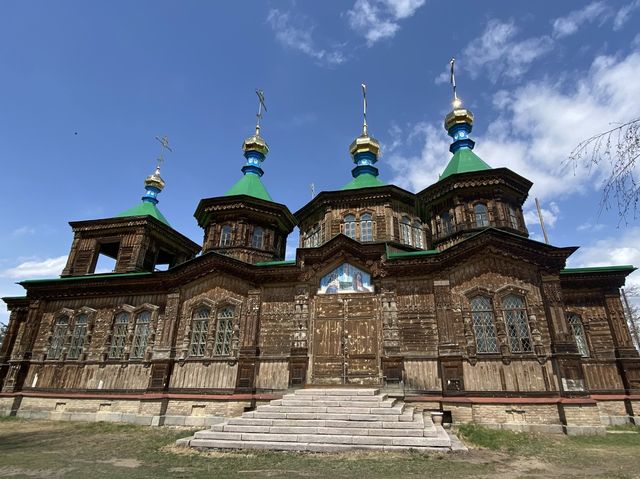 128년 된 목조 성당인 Holy Trinity Cathedral. 