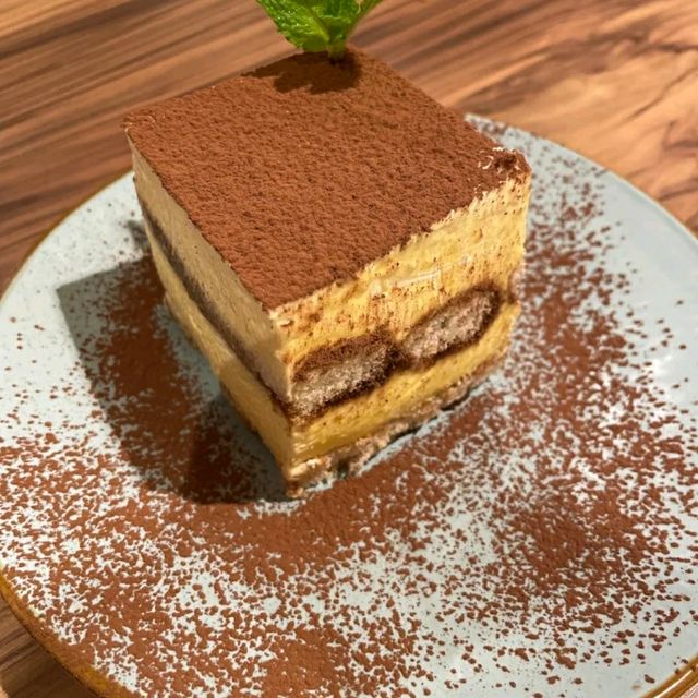 COSY CAFÉ WITH DELICIOUS TIRAMISU!