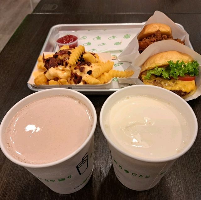 Shake Shack🍔漢堡包餡料豐富🍟厚脆薯條🥤奶昔💕太美味了✨