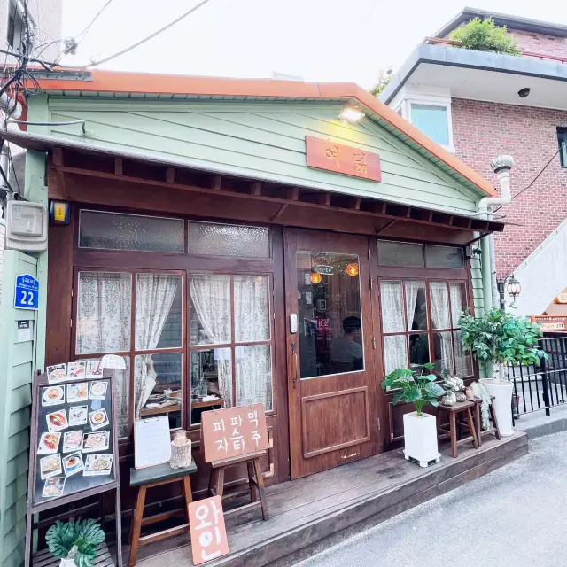 🇰🇷 Interesting cafes at yeonnamdong/hongdae