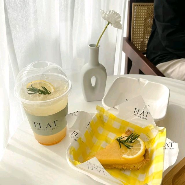 คาเฟ่จรัญเปิดใหม่ Flat Cafe & Space🤍