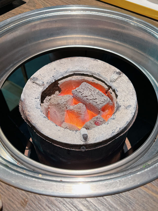「毛記海南東山羊x靚靚」，主打新鮮不隔夜即切羊肉，重點係用炭爐火鍋，羊肉湯底更熬足6個鐘，夠晒暖笠笠🔥🔥