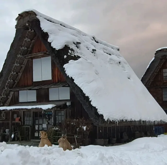 漫步日本夢幻山中村落【白川鄉合掌村】