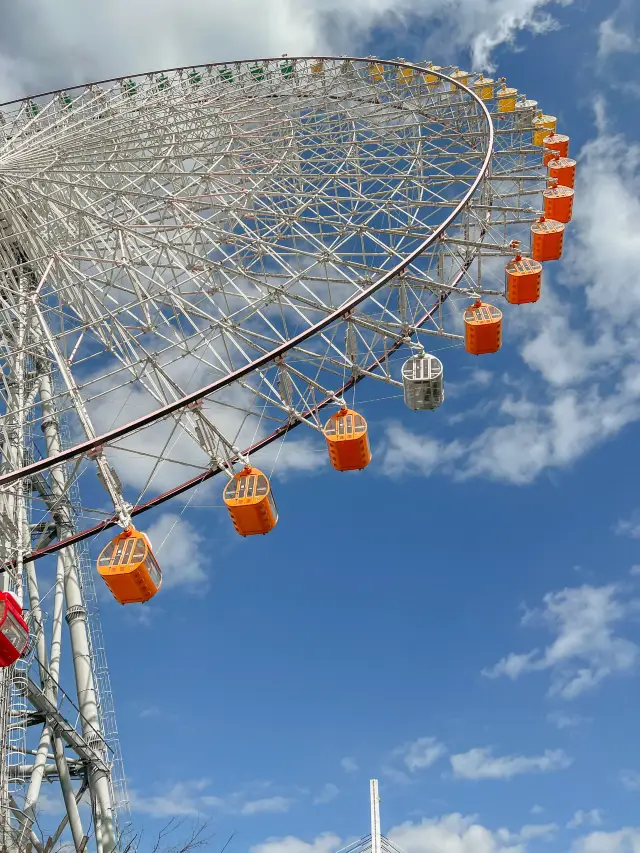 大阪を訪れ、Tempozanで天空の観覧車からの景色を楽しむ。