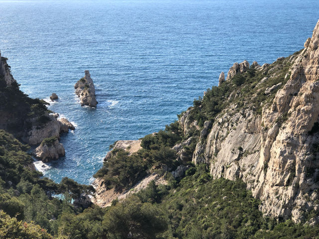 Calanques Majesty: Nature's Coastal Splendor