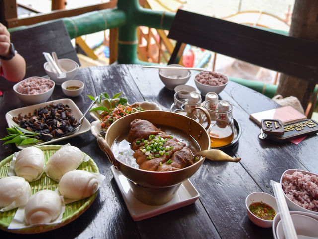 ที่พักยอดฮิตหมู่บ้านรักไทย Lee Wine Ruk Thai 