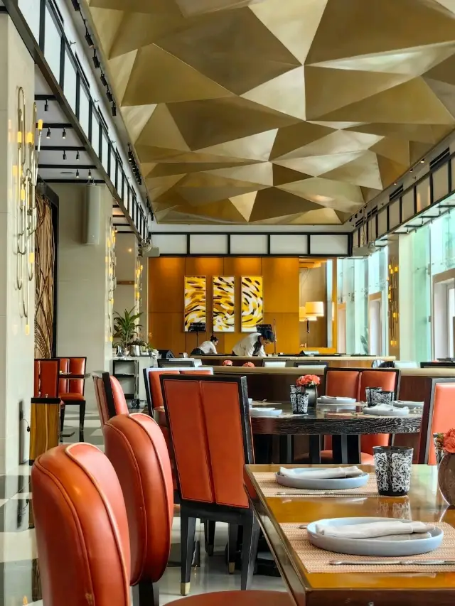 Solaire 渡假村的水岸美式餐廳酒吧，時尚又舒適