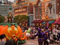 ชมขบวนพาเหรด Halloween ตื่นเต้นมากๆ 🎃✨👻