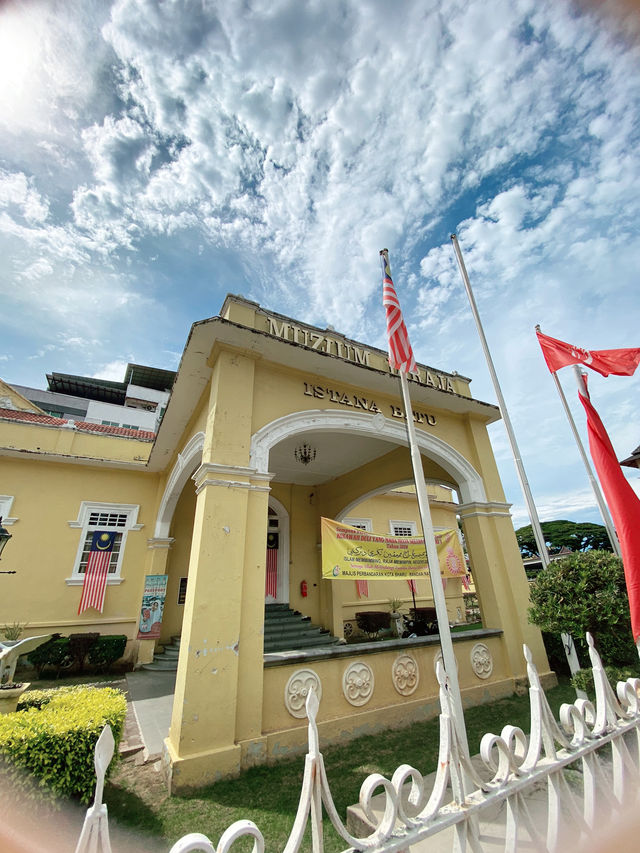 Muzium Diraja: A Glimpse into Kelantan's Royal Heritage!