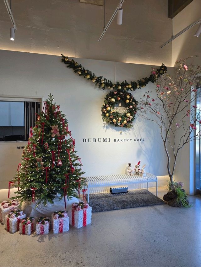 크리스마스와 단풍시즌이 공존하는 대형카페🎄
