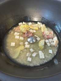 為食妹與浣熊到九龍城品嚐豪華海鮮盛宴粥底鍋