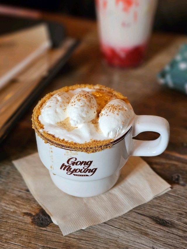 클래식한 분위기가 좋은 홍대 카페 ☕️