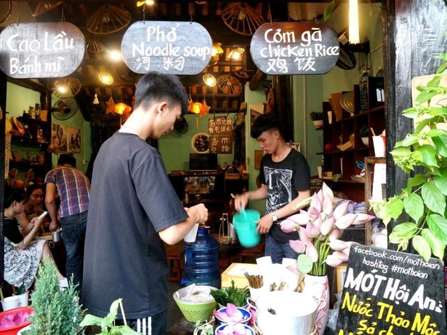 Mot Hoi An น้ำชาดอกบัว เจ้าดัง ฮอยอัน