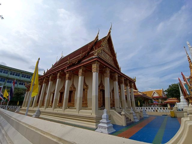 พามากราบสักการะ หลวงพ่อแก่นจันทน์