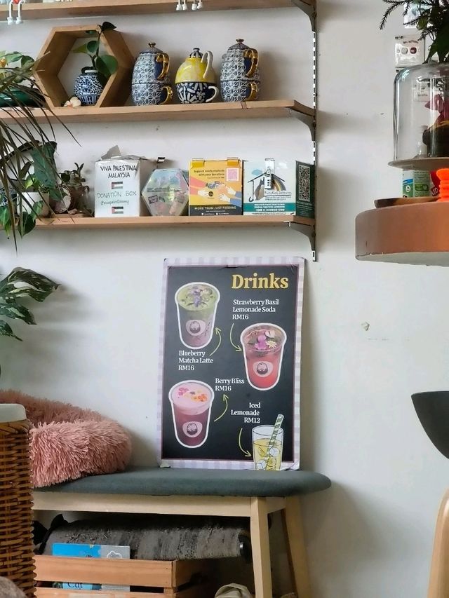 Tropical Vibes and Perfect Brews at Taman Hati Cafe