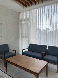 창문 넘어 탁 트인 바다뷰를 볼 수 있는 경주 오션뷰 카페