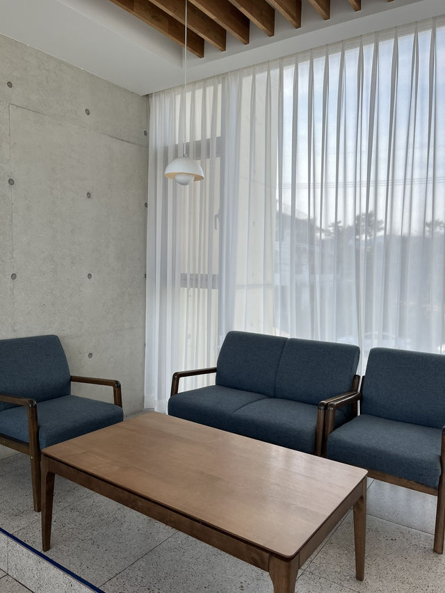 창문 넘어 탁 트인 바다뷰를 볼 수 있는 경주 오션뷰 카페 창문 넘어 탁 트인 바다뷰를 볼 수 있는 경주 오션뷰 카페