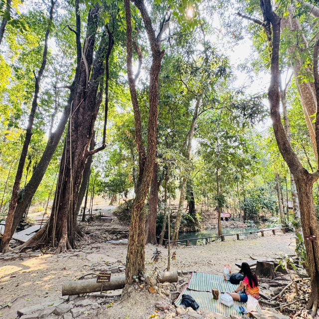 游览猜也奔府南普塔老（Nam Phut Thap Lao）天然泉眼瀑布 很多很出镜的地方