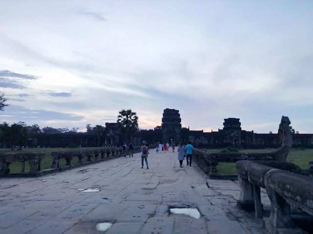 Angkor Wat Sunset: A Golden Farewell & Full Moon Magic