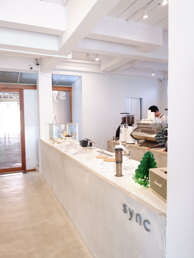 คาเฟ่ใกล้หาดกมลา sync coffee bar & roastery ☕️