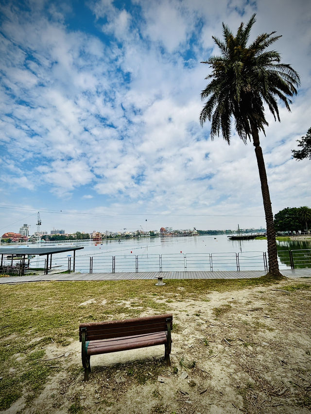 蓮池潭風景區：龍虎相伴的湖畔勝景