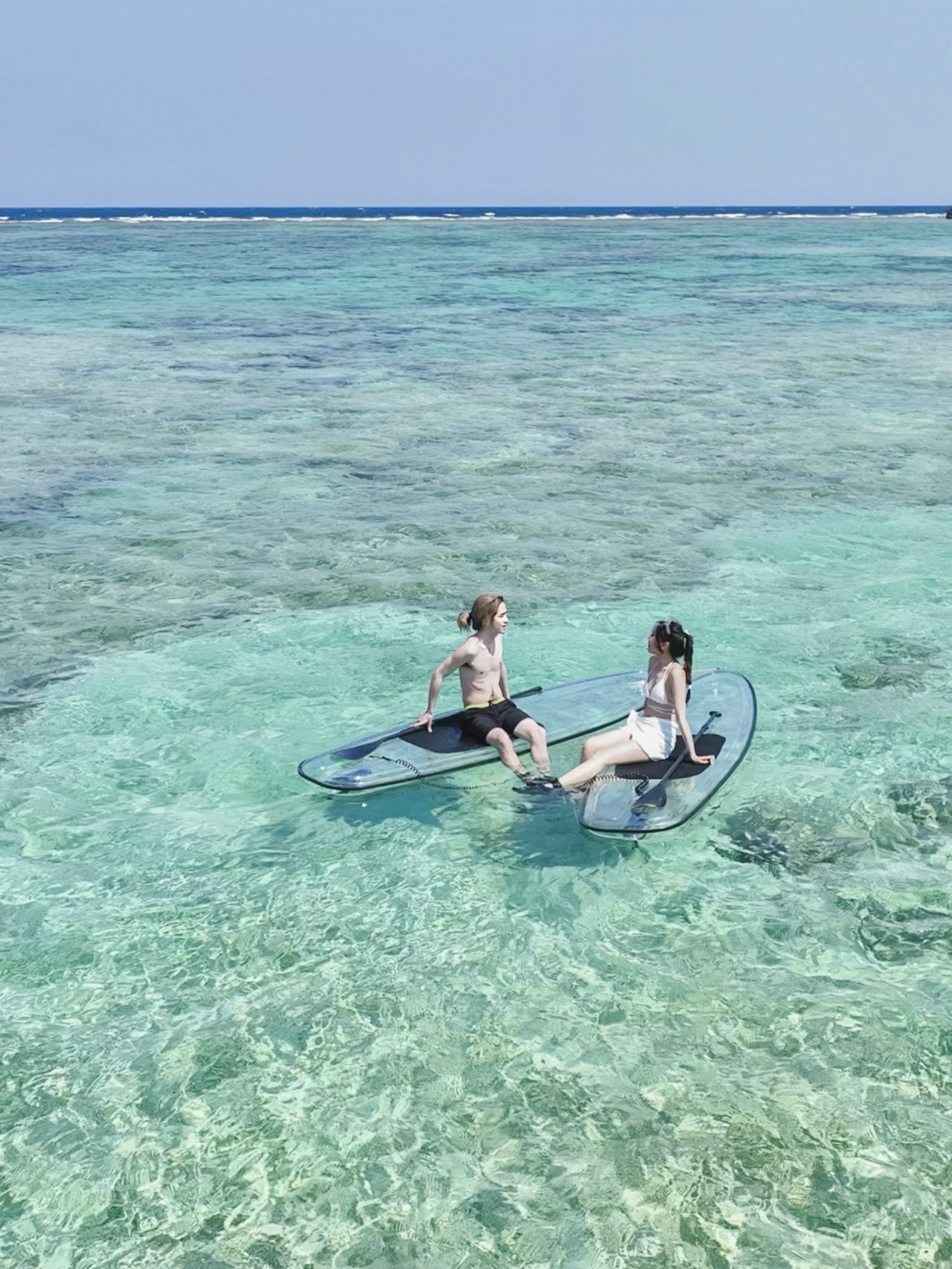 來到沖繩旅行，千萬不可錯過新型人氣水上活動透明SUP體驗。站在透明的SUP上觀看海底，猶如行走於海上。美麗的珊瑚礁以及色彩繽紛的熱帶魚，讓您有一個全新的體驗。

與傳統的 SUP 不同，這次使用稱為「Clear SUP」的全透明板，讓您更能感受到與海洋的融為一體。遠遠望去...

可以透過全透明板看到這個海底世界。 
在樂趣和回憶方面脫穎而出！ ！還有航拍技術，提供與眾不同的高品質服務！ →360度選擇您喜歡的角度，拍攝喜歡的照片！ ！ ！
SUP 之旅是一項容易受到風浪影響的精細活動。因此，集合地點可能會根據海洋狀況等而改變

#全球旅行 