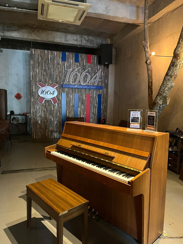 A Stylish Speakeasy Cocktail Bar with Live Music in Penang : Page II cafe