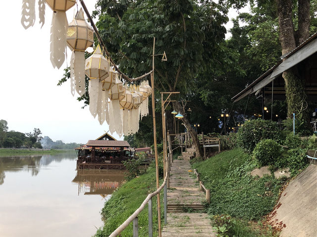 川を彩る素敵な料理🍽️🥂と風景🏞️と生演奏🎷🎸