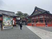  【伏見稲荷大社｜京都】  どこまでも続く“千本鳥居”が圧巻！写真映えも間違いなし