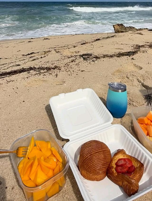 🌊☀️ Sun, Sand & Serenity: Cottesloe Beach Bliss in Perth! 🏖️🐚