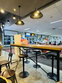 จิบกาแฟรอไฟลต์แบบชิลๆ ที่ Ritazza Cafe สนามบิน
