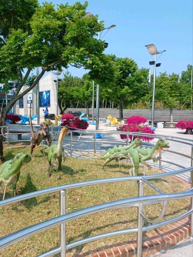 야외에서 공룡과 자연을 만나는 힐링 산책