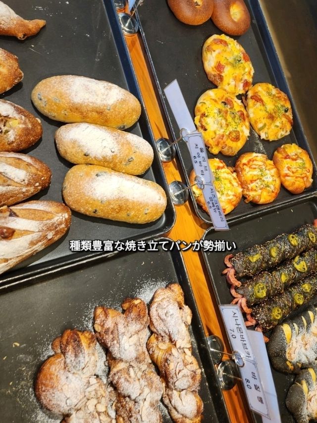 ソウル/北漢山の梺に位置する大型ベーカリーカフェ