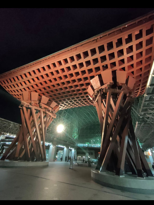 旅の始まりにふさわしい門✨金沢駅鼓門で感動の一枚を📸