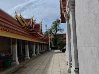 วัดตรีทศเทพวรวิหาร วัดสงบกลางเมือง
