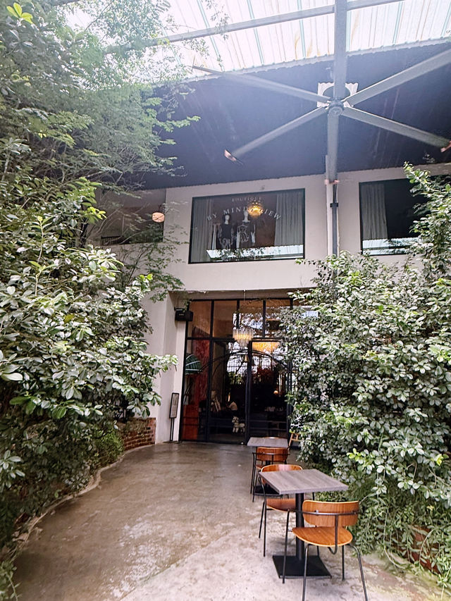 Gourmet in a Container vibe – Knock Knock Café Hits Different”