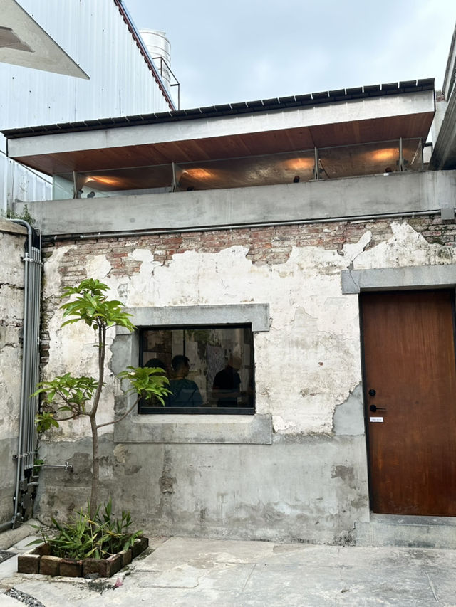 🧱「百年古厝變身設計殿堂！台南信義街硓𥑮石黃宅重生魅力全開」 