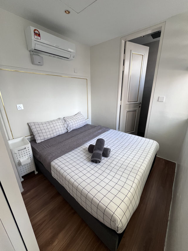 Jacuzzi, balcony projector, and city views of Melaka—all for RM270. Living the dream! 🫶🏼