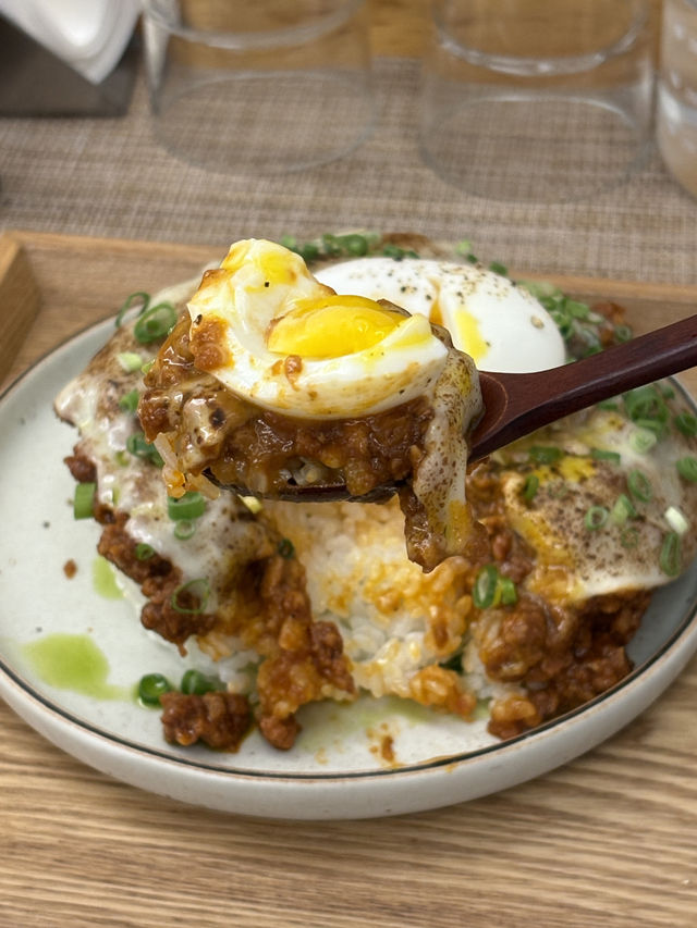 오픈 키친과 깔끔하고 밝은 분위기의 커리 맛집 ‘커리하우스 라사’