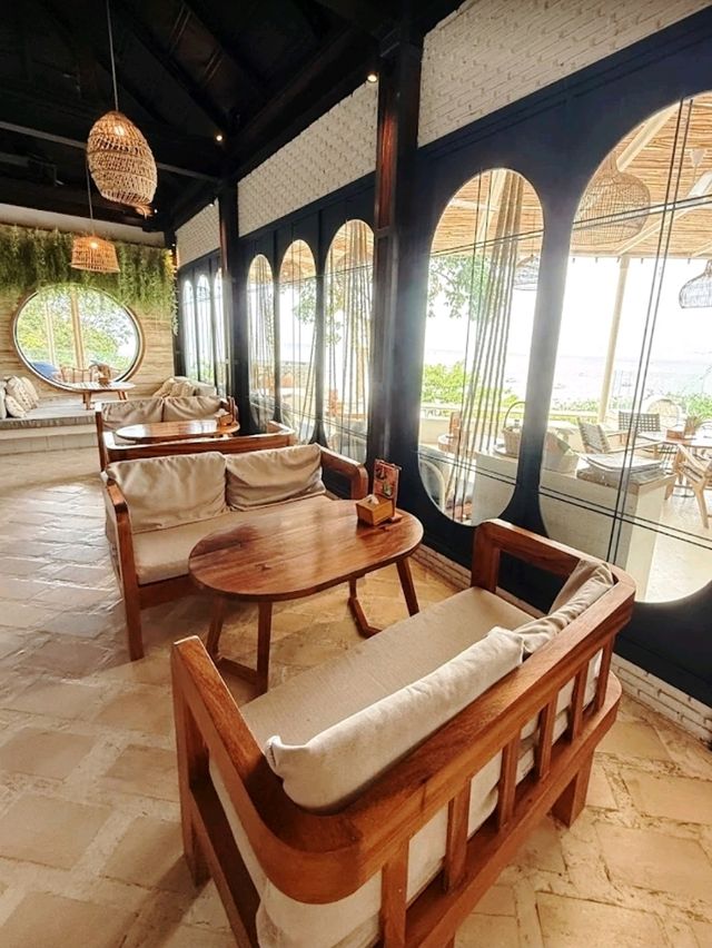 The Lunar Beach House พัทยา คาเฟ่บนเขาพระตำหนัก
