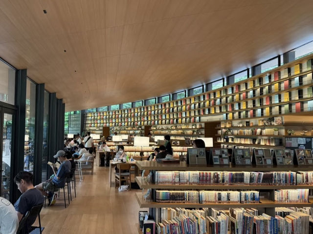 MUFG PARK Library – Tokyo’s Forest Bookshelf Retreat