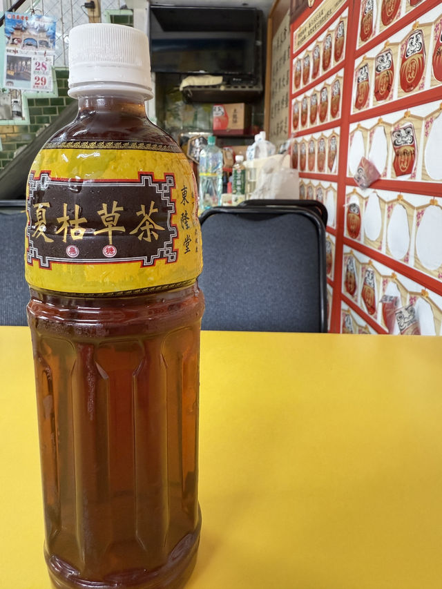 東港東隆宮，是溫府千歲駐蹕之地，是海風中的靈山聖殿。 樓下是王爺鎮煞守國，樓上是倉頡開天啟智。 廟中供奉的不只是神明，更是歷史的記憶、文化的光明、與信仰的力量。 當你站在二樓，凝望那六隻眼睛，你會明白