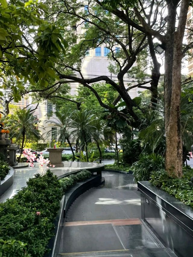 🏨🌆 The Athenee Bangkok – Royal Elegance in the City Center 🇹🇭✨