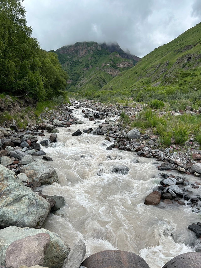🏔️天に近い教会と絶景の村 ― カズベキで味わう大自然の静寂